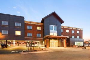 um grande edifício com um parque de estacionamento em frente em Country Inn & Suites by Radisson, Flagstaff Downtown, AZ em Flagstaff