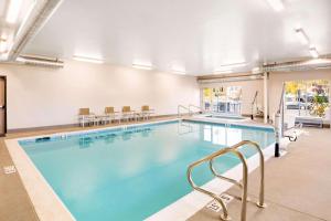 a large swimming pool in a building at Country Inn & Suites by Radisson, Flagstaff Downtown, AZ in Flagstaff