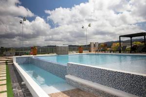 una grande piscina in cima a un edificio di Villa De Shalom a Ocho Rios