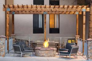 Posezení v ubytování Country Inn & Suites by Radisson, Flagstaff, AZ