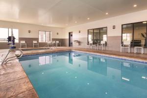 - une piscine d'eau bleue dans un bâtiment dans l'établissement Country Inn & Suites by Radisson, Page, AZ, à Page