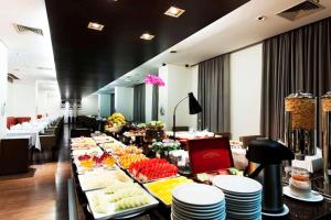 una línea de buffet con muchos platos de comida en Radisson Alphaville, en Barueri