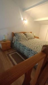 een slaapkamer met een bed en een nachtkastje met een bed sidx sidx sidx sidx bij Les coquelicots. in Mirepoix