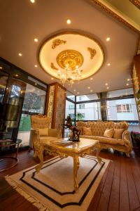 イスタンブールにあるGolden Dream Otelのリビングルーム(ソファ、テーブル付)