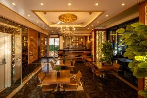 A restaurant or other place to eat at Golden Dream Otel