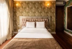 A bed or beds in a room at Golden Dream Otel