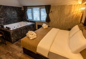 A bed or beds in a room at Golden Dream Otel