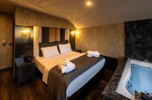 A bed or beds in a room at Golden Dream Otel