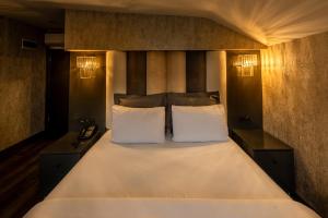 A bed or beds in a room at Golden Dream Otel