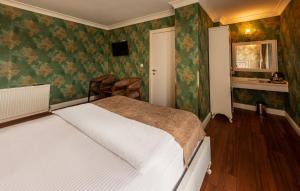 A bed or beds in a room at Golden Dream Otel