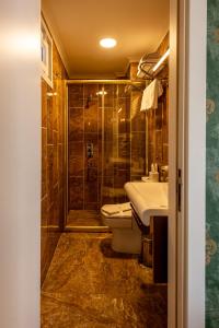 イスタンブールにあるGolden Dream Otelのバスルーム(シャワー、トイレ、シンク付)