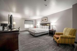 um quarto de hotel com uma cama e uma cadeira em Country Inn & Suites by Radisson, Ontario at Ontario Mills, CA em Ontario