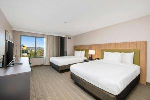 米拉梅薩的住宿－北聖地亞哥鄉村套房酒店，酒店客房设有两张床和一台平面电视。