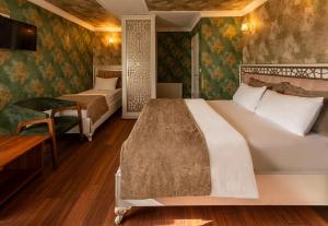 A bed or beds in a room at Golden Dream Otel