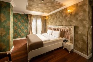 A bed or beds in a room at Golden Dream Otel