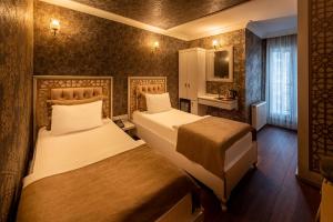 A bed or beds in a room at Golden Dream Otel