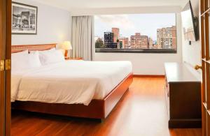 Habitación de hotel con cama grande y ventana en Radisson Bogota Metrotel, en Bogotá