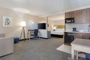ヴァレーホにあるCountry Inn & Suites by Radisson, Vallejo Napa Valley, CAのベッドとキッチン付きのホテルルームと