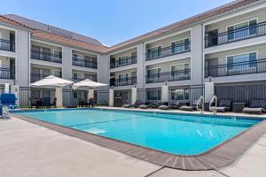 ヴァレーホにあるCountry Inn & Suites by Radisson, Vallejo Napa Valley, CAのアパートメントの建物の前にスイミングプールがあります。