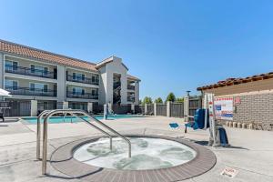 ヴァレーホにあるCountry Inn & Suites by Radisson, Vallejo Napa Valley, CAのアパートメントビルの中庭にあるホットタブを利用できます。