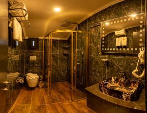 A bathroom at Golden Dream Otel