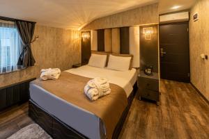 A bed or beds in a room at Golden Dream Otel