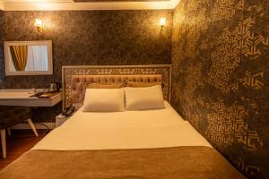 A bed or beds in a room at Golden Dream Otel