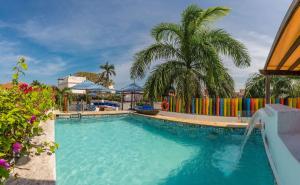 uma piscina com uma fonte e palmeiras em Hotel Bantu by Faranda Boutique, a member of Radisson Individuals em Cartagena das Índias