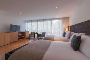 波哥大的住宿－Faranda Collection Bogota, a member of Radisson Individuals，酒店客房设有两张床和一台平面电视。
