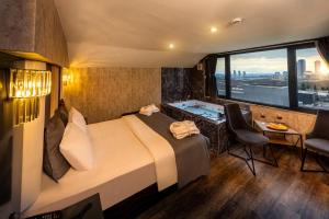 イスタンブールにあるGolden Dream Otelのベッドとバスタブ付きのホテルルームです。