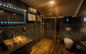 A bathroom at Golden Dream Otel