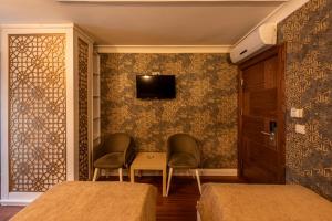 A television and/or entertainment centre at Golden Dream Otel