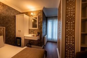 A bed or beds in a room at Golden Dream Otel