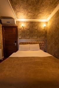 A bed or beds in a room at Golden Dream Otel