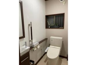La salle de bains est pourvue de toilettes et d'un lavabo. dans l'établissement Villa Souan - Vacation STAY 15588, à Mobara