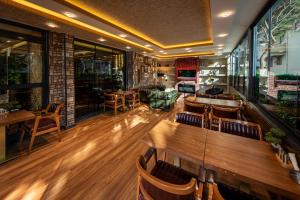 A restaurant or other place to eat at Golden Dream Otel