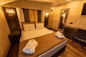 A bed or beds in a room at Golden Dream Otel