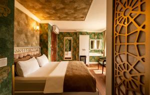 um quarto com uma cama grande num quarto em Golden Dream Otel em Istambul