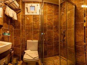 A bathroom at Golden Dream Otel