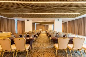 una fila de mesas y sillas en una habitación en Radisson Cartagena Ocean Pavillion Hotel en Cartagena de Indias