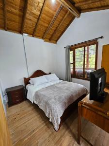 Ένα ή περισσότερα κρεβάτια σε δωμάτιο στο Mirador del Lago, Rural House with ideal location