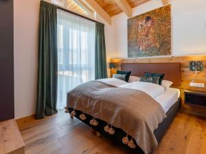 a bedroom with a large bed with a large window at Chalet Kolibri in Sankt Lambrecht