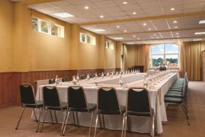 ein großer Konferenzraum mit einem langen Tisch und Stühlen in der Unterkunft Park Inn by Radisson Puerto Varas in Puerto Varas