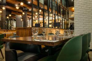A restaurant or other place to eat at Radisson Hotel & Suites Fort McMurray
