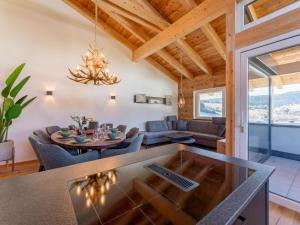 comedor y sala de estar con mesa de comedor en Chalet Kolibri en Sankt Lambrecht