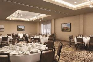 - une salle de banquet avec des tables et des chaises blanches dans l'établissement Radisson Kingswood Hotel & Suites, Fredericton, à Fredericton