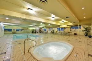 Cette chambre dispose d'une baignoire et d'une piscine. dans l'établissement Radisson Hotel & Convention Center Edmonton, à Edmonton
