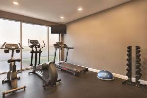 Fitness centrum a/nebo fitness zařízení v ubytování Park Inn by Radisson Brampton, ON
