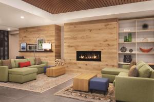 sala de estar con sofás y chimenea en Country Inn & Suites by Radisson, Belleville, ON, en Belleville