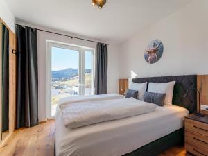 1 dormitorio con 1 cama grande y ventana grande en Grebenzen Lodge Prinz, en Sankt Lambrecht